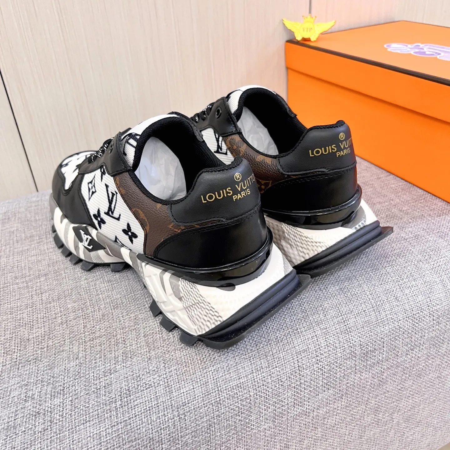 Men's shoes💰 460💰[LV]🔥Louis Vuitton, high-end men's shoes brand, official website 1:1 latest masterpiece: the upper is made of Italian imported first-layer cowhide with a comfortable and breathable lining➕original non-slip and wear-resistant outsole🔥, making walking more convenient and comfortable! An exclusive new model, a stunning work, a beautiful 1:1 replica [color] compared to the official quality! Create a fashionable personality to set off your uniqueness! A must-have for trendy men! Classic 🔥 Size: 38-44 Color: 🔥 2 colors available 🔥.
